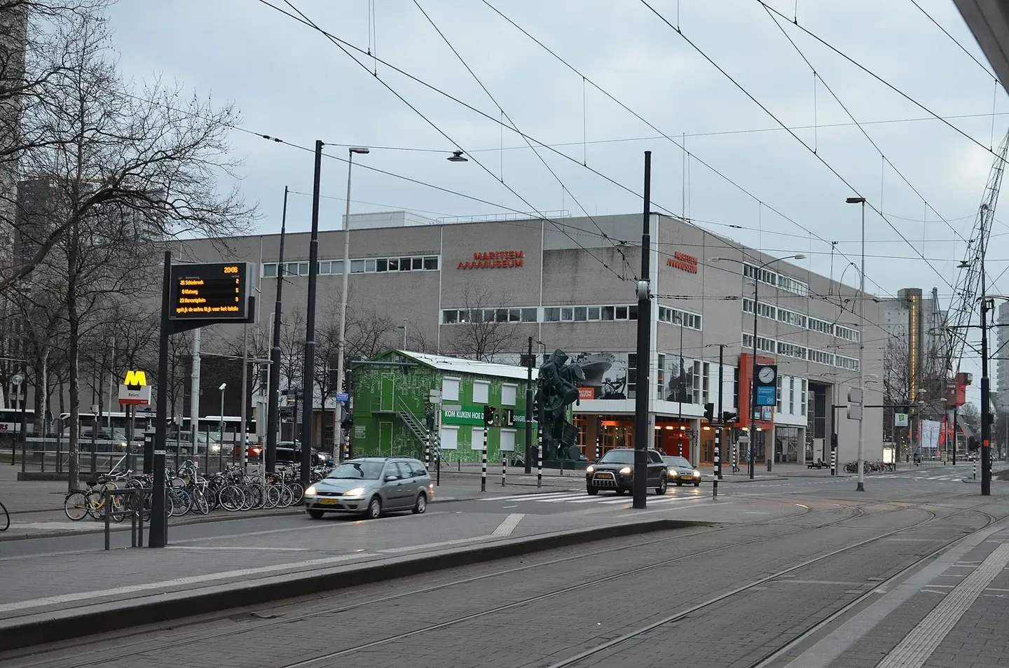 Außenansicht des Maritiem Museum in Rotterdam mit Straße und Straßenbahngleisen im Vordergrund.