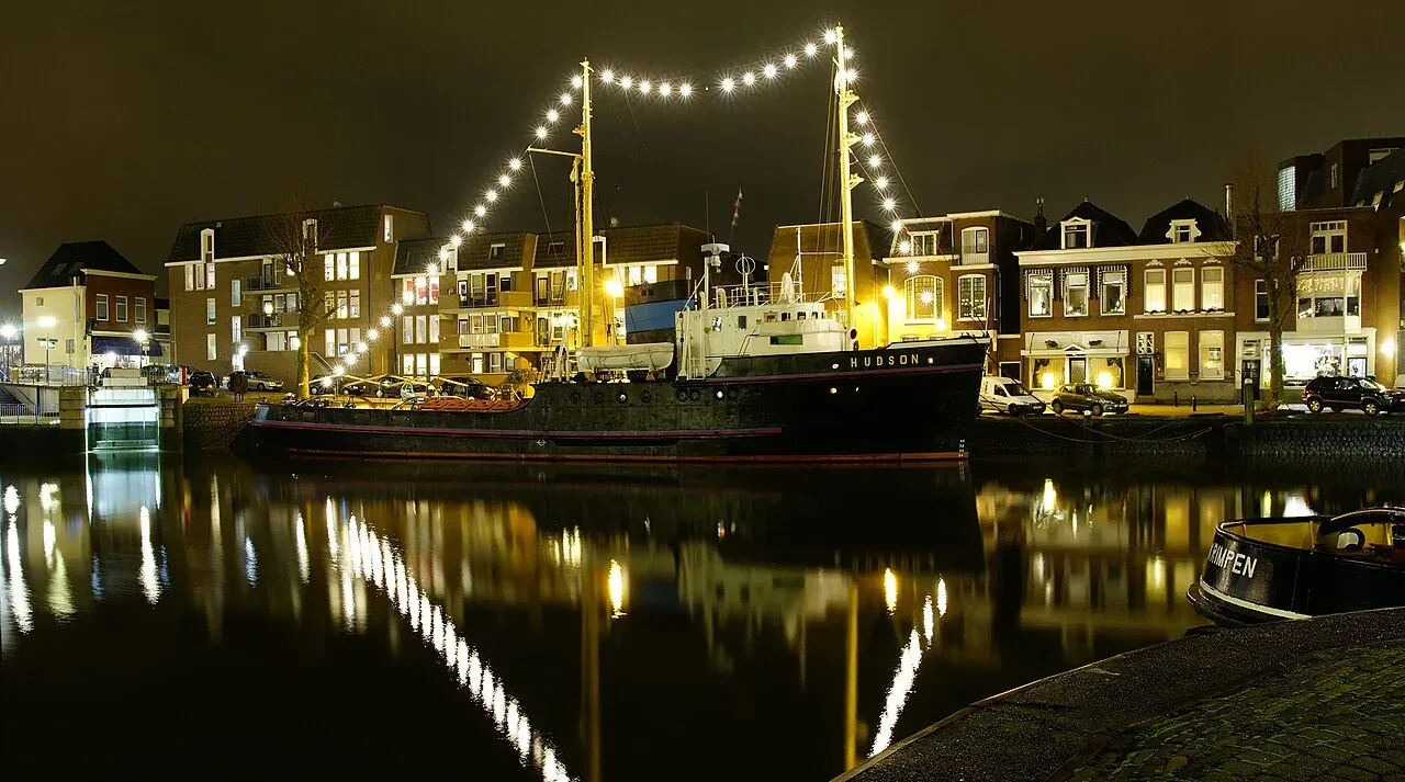 Le remorqueur Hudson illuminé dans le port de Maassluis, de nuit.