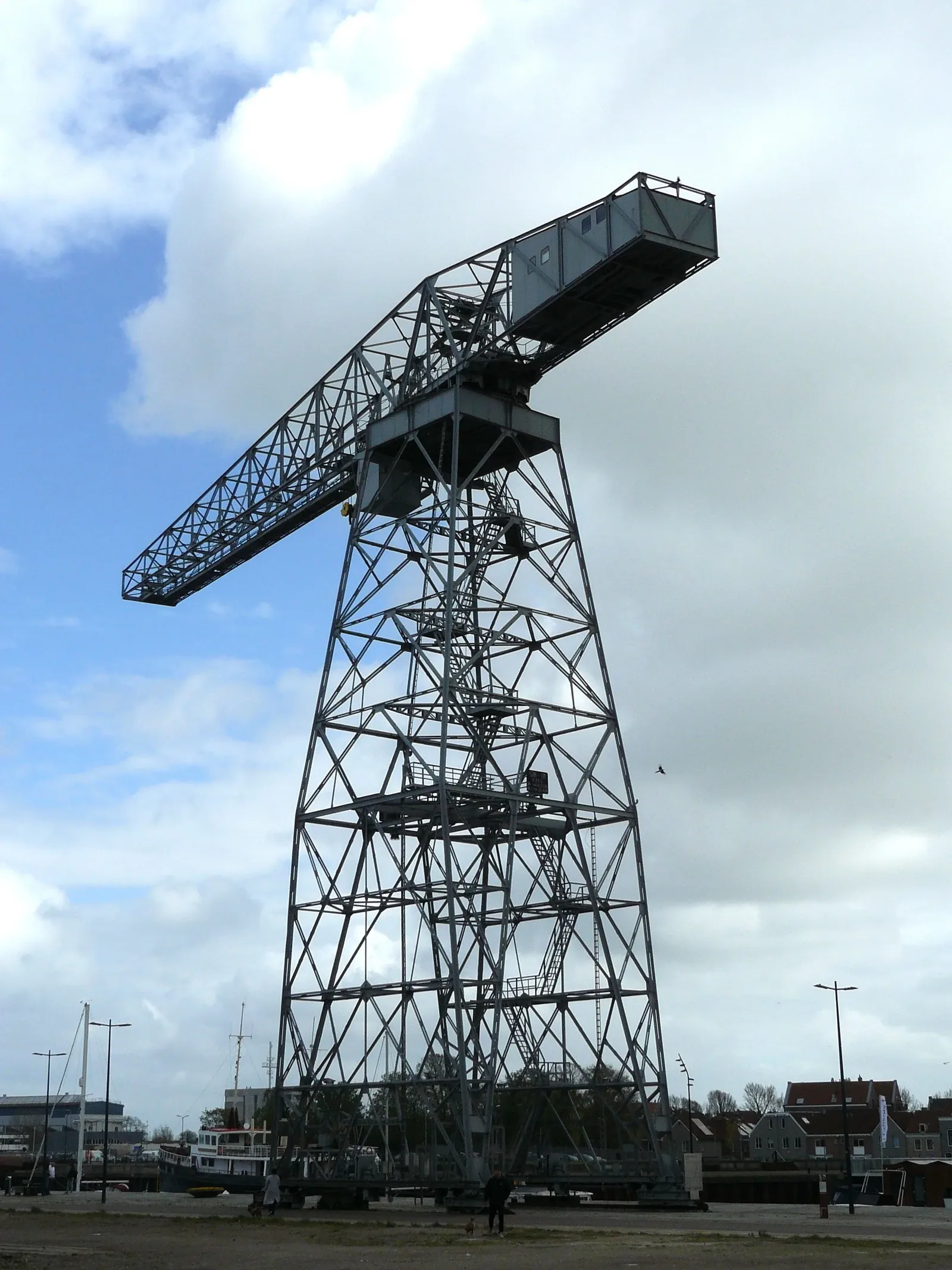 Haute grue à tour en acier sur l’ancien site de De Schelde.