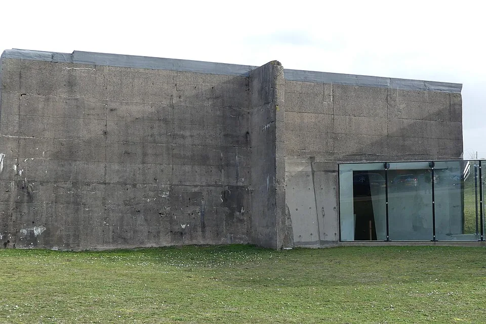 Paroi en béton d’un caisson avec entrée vitrée au Watersnoodmuseum.