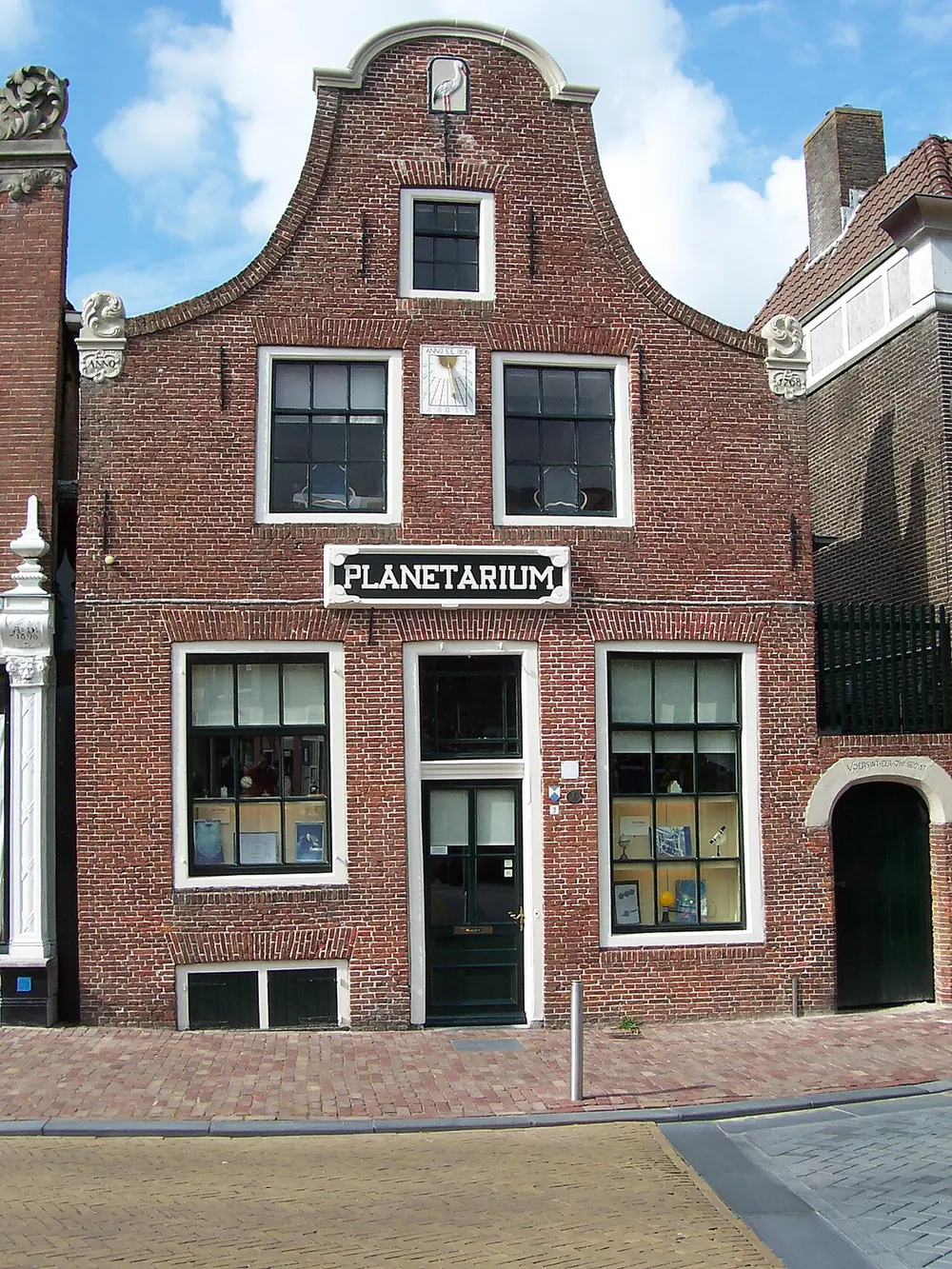 Bakstenen gevel met het bord Planetarium in de Eise Eisingastraat.